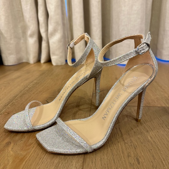 Stuart Weitzman Nudistcurve 100 Sandal in Platino. Glittered mesh, leather sole. - Picture 4 of 6